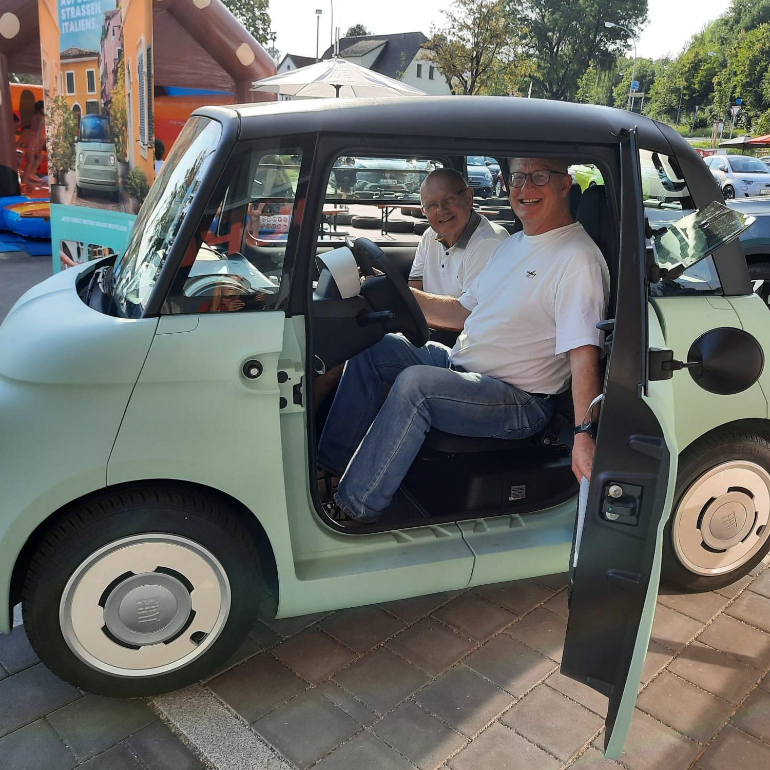 Willibald Holzapfel und Gerhard Härtl beim Biergarten des Autohaus Dorn in Landshut