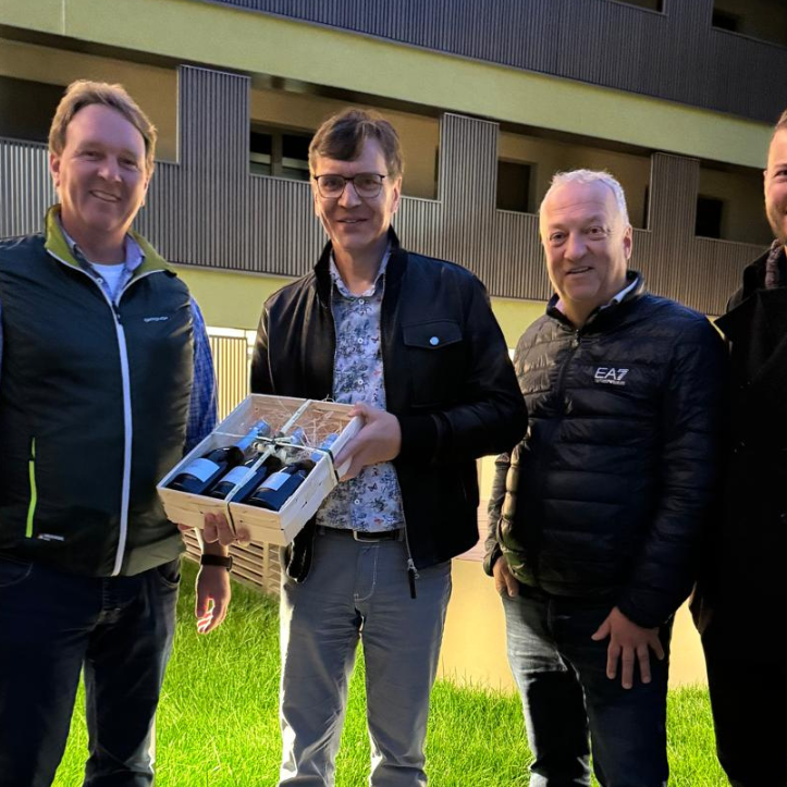 Unternehmerforum Ergolding bei der Besichtigung des kommunalen Wohnbauprojekts in der Bargrabenstraße in Ergolding