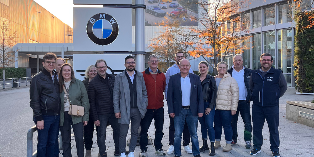 Mitglieder des Unternehmerforum Ergolding vor dem BMW Group Werk Dingolfing