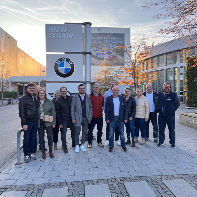 Das UFE besichtigt das BMW Group Werk Dingolfing Mitglieder des Unternehmerforum Ergolding vor dem BMW Group Werk Dingolfing