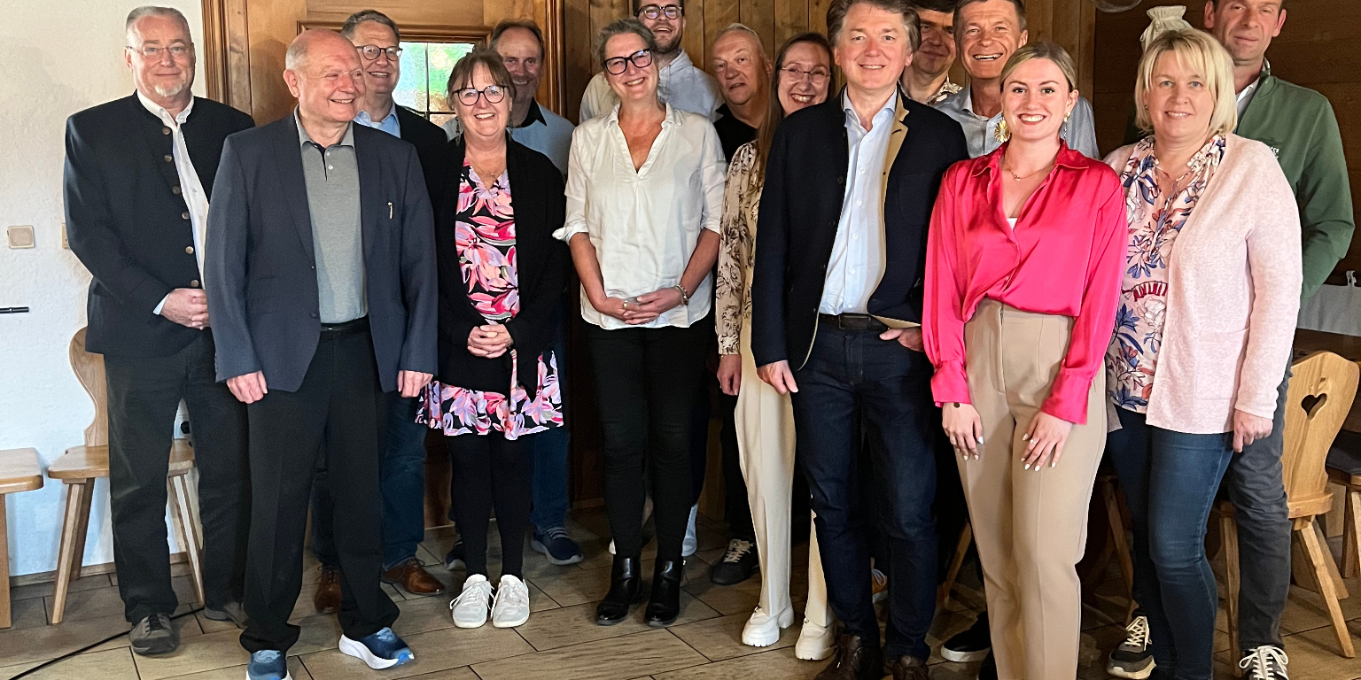 Jahreshauptversammlung 2025 des Unternehmerforum Ergolding: Alle Anwesenden gemeinsam im Kraxn Wirt Ergolding