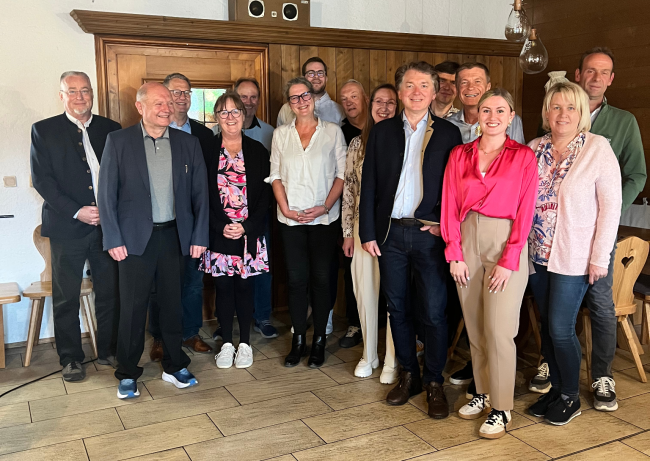 Jahreshauptversammlung 2025 des Unternehmerforum Ergolding: Alle Anwesenden gemeinsam im Kraxn Wirt Ergolding